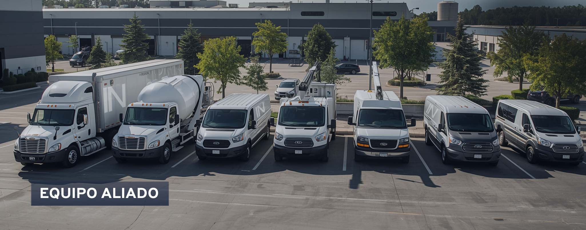 Flotilla de vehículos comerciales estacionados, incluyendo un tráiler, una mezcladora de cemento y camionetas de servicio. Texto: Equipo aliado.