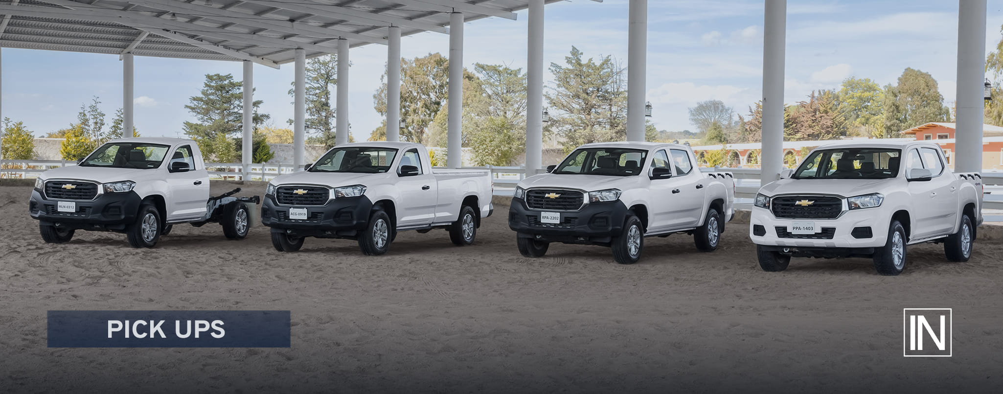 camioneta pick-up de trabajo pesado lista para transporte de carga en terrenos difíciles.
